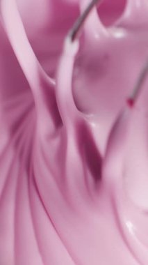 Bu klip, pasta dekorasyonuna hazırlanırken elde edilen doku ve tutarlılığı vurgulayan pürüzsüz bir pembe kremanın ayrıntılı karışımını sergiliyor. Görsel olarak bağlanma süreci.