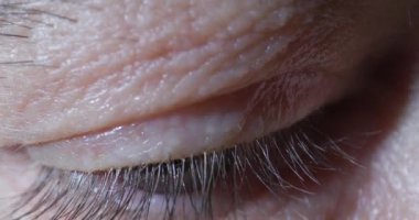 Bu yakın çekim, insan derisinin ve kirpiklerinin ince dokusunu yakalar ve gözün hassas özelliklerini vurgular. Detaylı bakış açısı insan anatomisinin karmaşıklığını gösteriyor.