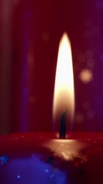 Parlak bir mum loş bir odada hafifçe titreşir. Sıcak ışık rengarenk bir zemin üzerinde dans eder. Huzurlu ve rahatlatıcı bir ortam yaratır. Yansıma için mükemmel bir ortam..