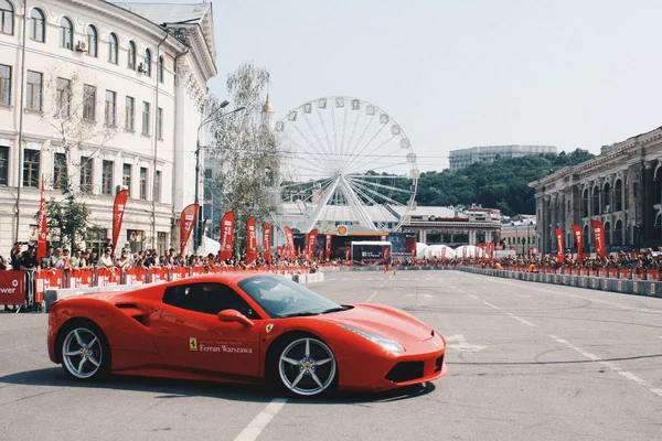 Червоний Ferrari Автомобіль Дорозі Міста Чортове Колесо Тла Київ Контрактова Стокова Картинка