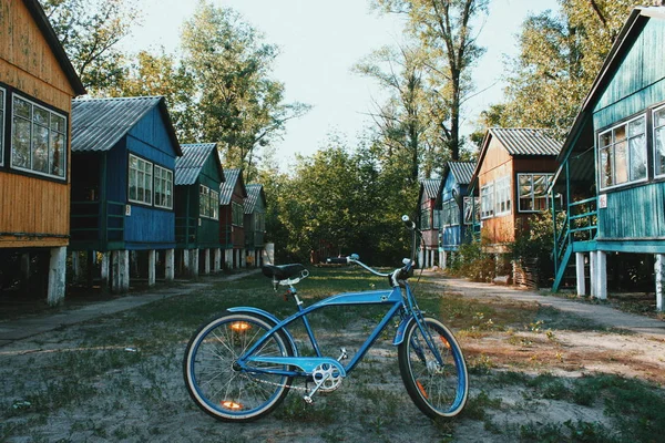 Colorful Countryside Wooden Houses Blue Cruiser Bicycle — Stock Photo, Image