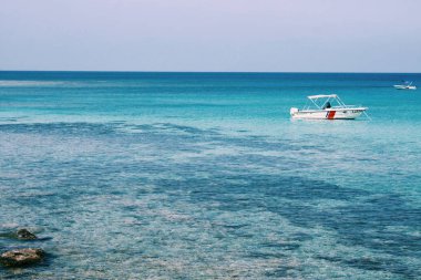 turkuaz deniz suyu ve yüzen tekne 