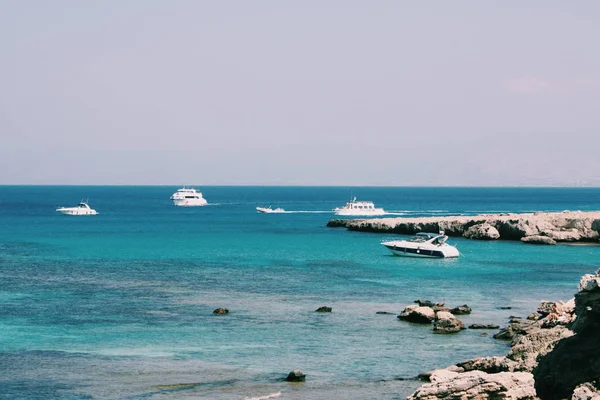 Turquoise Zeewater Met Zwevende Jachten Boten Cyprus Blauwe Lagune — Stockfoto