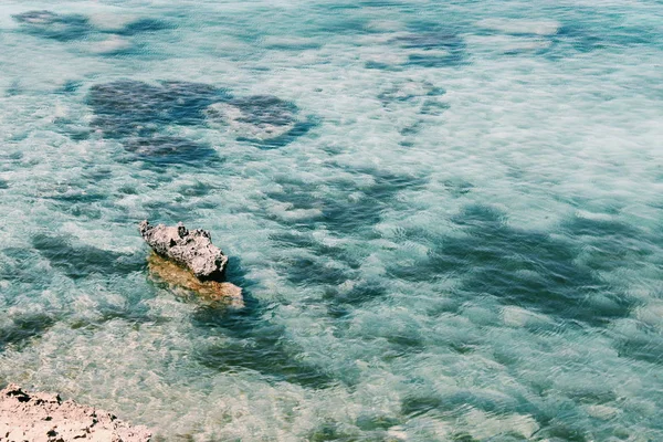 绿松石海表面和岩石在水 蓝色泻湖背景 — 图库照片