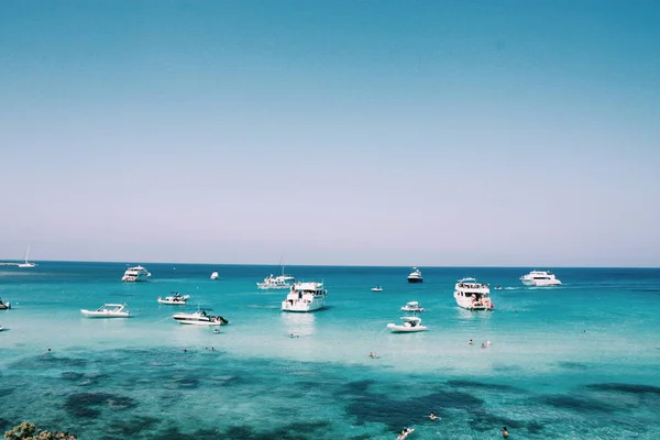 Turchese Acqua Mare Con Barche Yacht Galleggianti Cipro Laguna Blu — Foto Stock