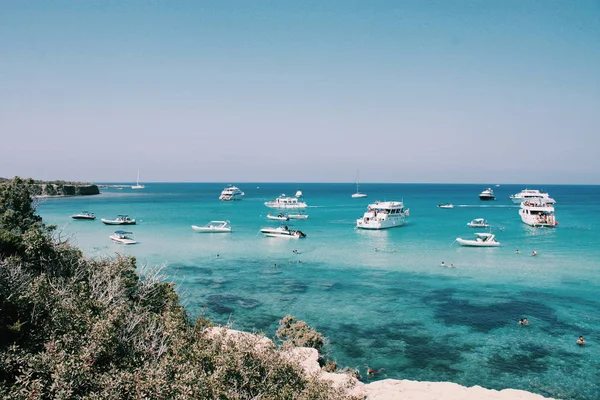 Eau Mer Turquoise Avec Yachts Bateaux Flottants Lagune Bleue Chypre — Photo