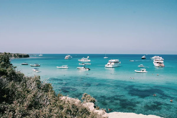 Turquoise Zeewater Met Zwevende Jachten Boten Cyprus Blauwe Lagune — Stockfoto