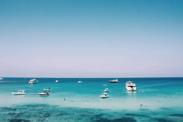 带漂浮游艇和小船的蓝绿色海水的塞浦路斯蓝色泻湖 — 图库照片