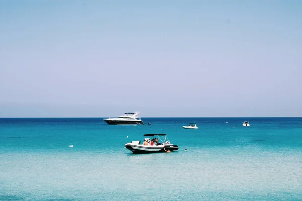 漂浮游艇和小船的绿松石海水 塞浦路斯蓝礁湖 — 图库照片