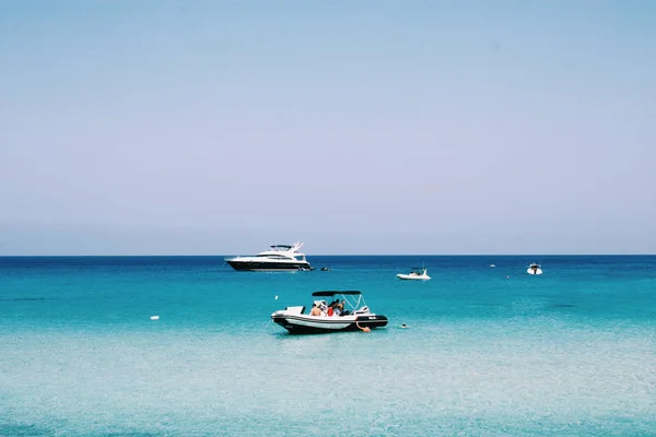 Eau Mer Turquoise Avec Yachts Bateaux Flottants Lagune Bleue Chypre — Photo