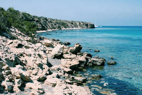 Turchese Acqua Mare Costa Rocciosa Cipro Laguna Blu — Foto Stock