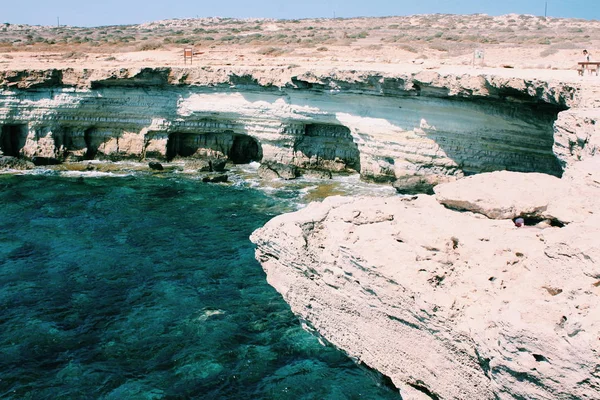 绿松石海水和岩石洞穴 — 图库照片