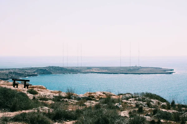 地中海海水 山坡上有草和石头的长凳 — 图库照片
