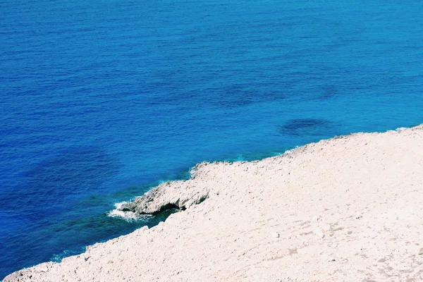 Água Azul Mar Mediterrâneo Penhasco Rochoso — Fotografia de Stock