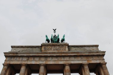 Berlin'deki Brandenburg Kapısı ve Anıtı