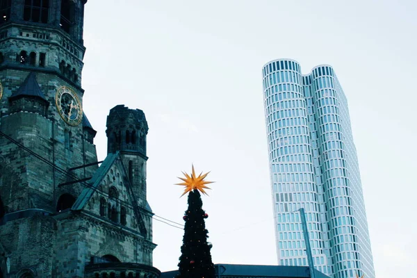 Torre Antiga Edifício Vidro Moderno Berlim — Fotografia de Stock