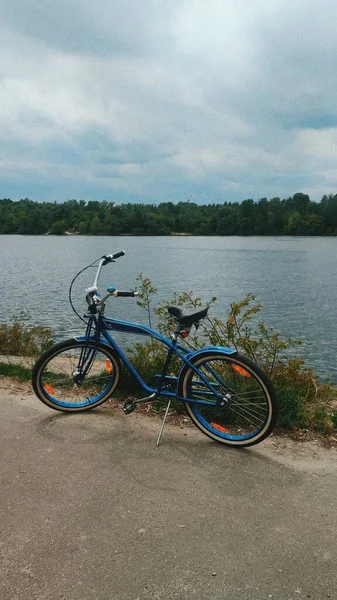 Blue Cruiser Bicycle River — Stock Photo, Image