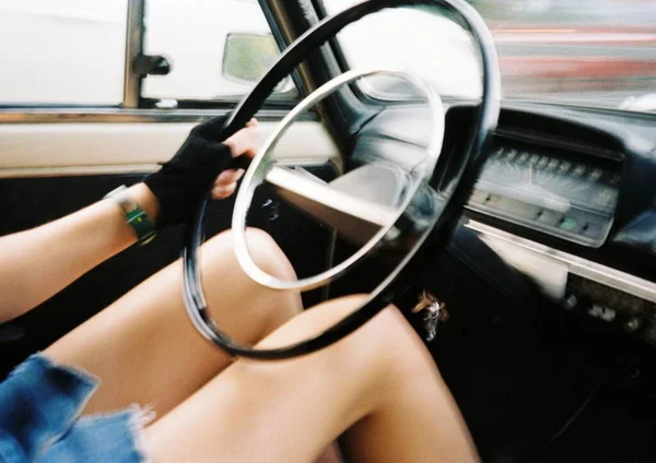 Wanita Muda Mengemudi Mobil Closeup Film Analog Roda Kemudi Dan — Stok Foto