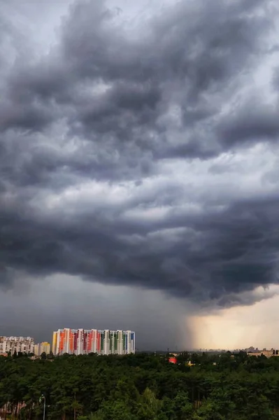 Céu Tempestade Com Nuvens Escuras Casas Parque — Fotografia de Stock