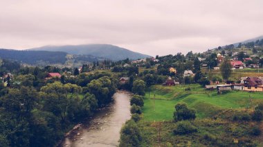 dağlar, köy evleri ve nehir akıntısı