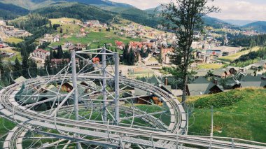 dağlar, köy evleri, bukovel tren treni