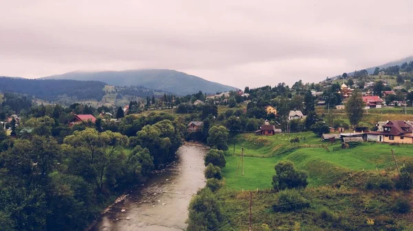 dağlar, köy evleri ve nehir akıntısı