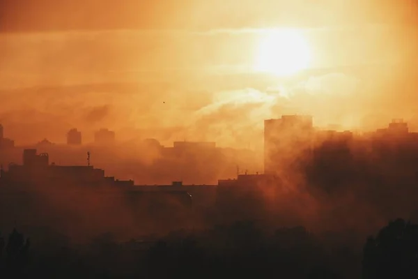 Ciel Orangé Coucher Soleil Ville Dans Brume Crépuscule — Photo