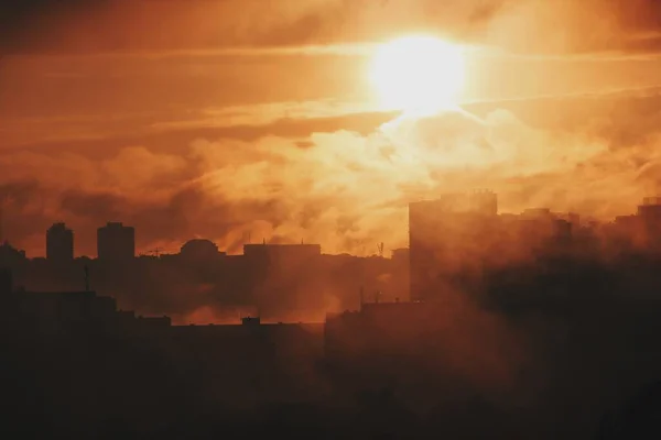 Pomarańczowy Zachód Słońca Niebo Miasto Mgle Zmierzchu — Zdjęcie stockowe