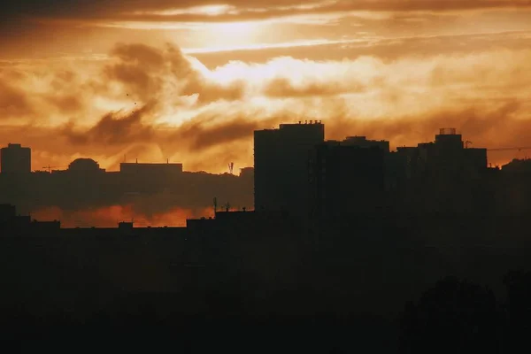 Ciel Orangé Coucher Soleil Ville Dans Brume Crépuscule — Photo