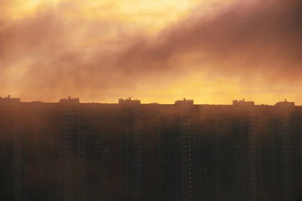 Pomarańczowy Zachód Słońca Niebo Miasto Mgle Zmierzchu — Zdjęcie stockowe