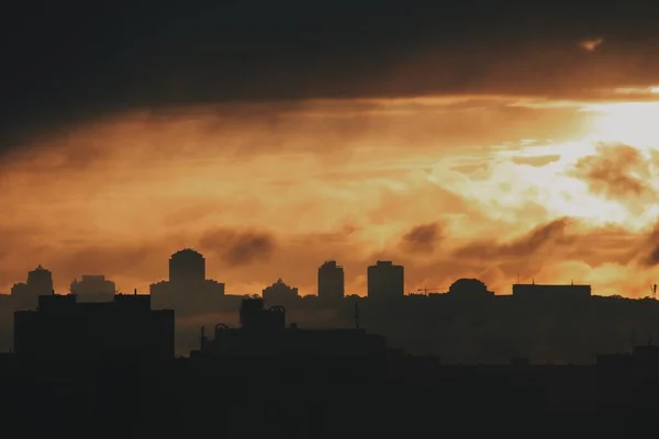 Ciel Orangé Coucher Soleil Ville Dans Brume Crépuscule — Photo