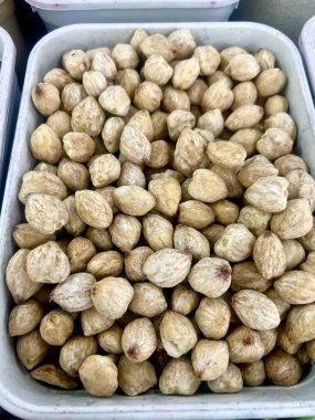 Mumlar beyaz plastik bir kabın içine konmuş. Yemeklerde kullanılan baharatlar. Yiyecek malzemeleri.