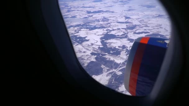 Vista através de uma janela de avião . — Vídeo de Stock