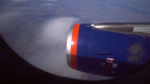 Het vliegtuig vliegt prachtig over de wolken. — Stockvideo