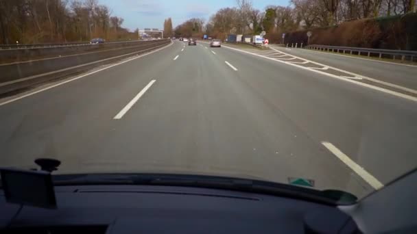 De auto rijdt langs de weg van de stad — Stockvideo