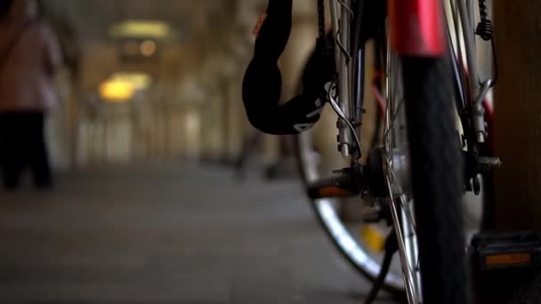 Rueda trasera de bicicleta en la calle — Vídeo de stock