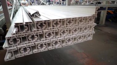Plastik pencere üretimi için profil boşluklar ile raf. Pvc windows bileşenleri. Plastik pencere imalatı. Fabrika Pvc Pencere ve kapı üretimi için.