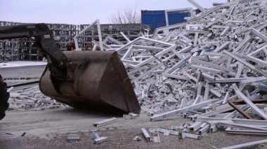 Bir buldozer traktör atık plastik bir arazi doldurma alanına Windows'da üretiminden hareket eder