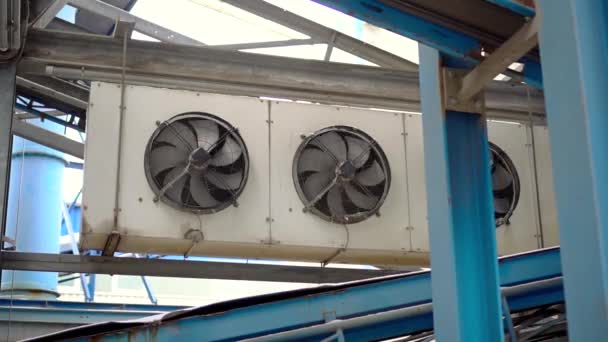 Grandes ventiladores industriales en una planta moderna. disparar con control deslizante — Vídeo de stock