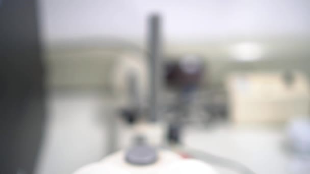 Промышленный микроскоп, Лаборатория завода — стоковое видео