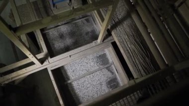 Bant konveyör. Konveyör bant. Nakliye Ambarı, granül hammadde, beyaz, Konveyor, konveyör hattı hareket için granül hammadde