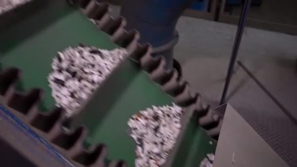 Band conveyer. Conveyor belt. Transportation of granulated raw materials to the warehouse, granulated raw materials, white, movement on the conveyor, indoors, Conveyer line — Stock Video