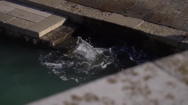 Pasamanos para nadar y escaleras en la playa de mar. Escaleras con pasamanos que conducen al mar . — Vídeo de stock