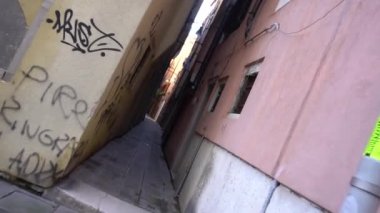 Venedik'te yağmurlu sokakların karanlık sokak