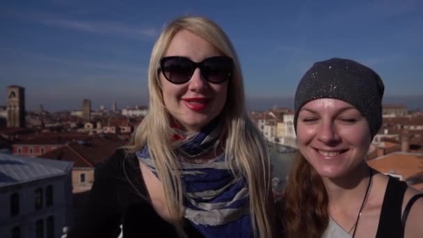 两个漂亮的女孩朋友旅客讨论和笑户外. — 图库视频影像
