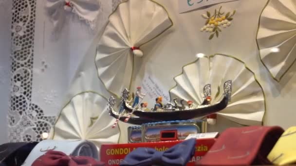 Gondole dans une vitrine, venise souvenir, boutique, italie — Video