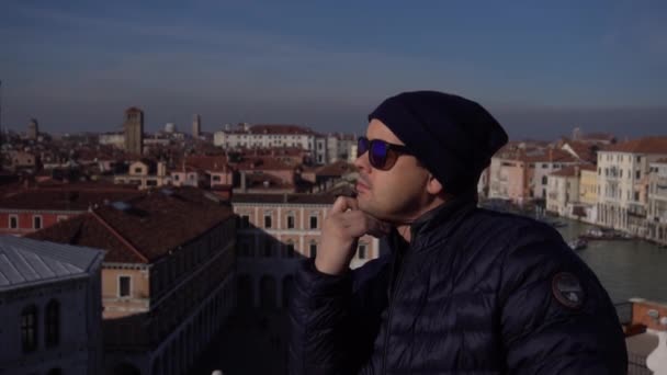 Hombre viendo paisaje urbano en Venecia, Italia — Vídeo de stock