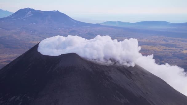 A cratera do vulcão Karymsky na península de Kamchatka fumaça branca grossa — Vídeo de Stock