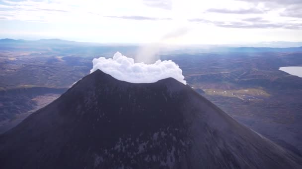 El cráter del volcán Karymsky en la península de Kamchatka espeso humo blanco — Vídeo de stock