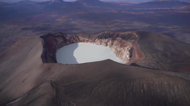 A cratera do vulcão Maly Semyachik em Kamchatka com um lago dentro. — Vídeo de Stock